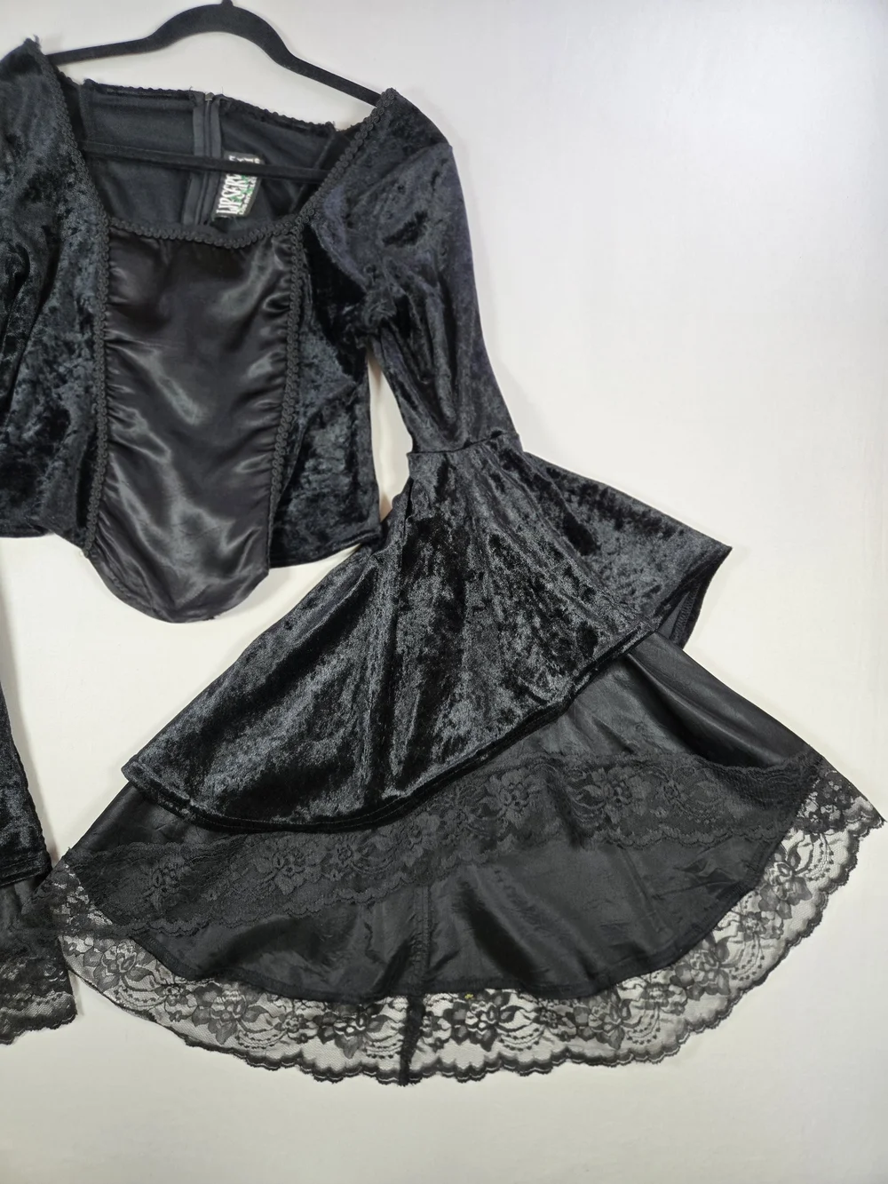 VTG Lip Service Black Velvet Satin Corset Bell Sleeve Gothic Top Size Large - Picture 4 of 12